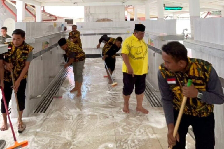 berish bersih rumah ibadah