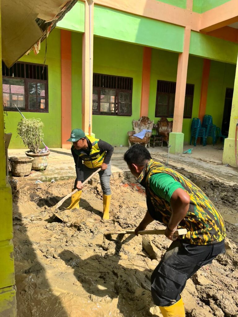 bersih bersih sekolah di aceh tamiang